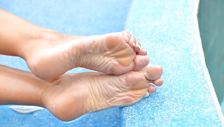 Excellent spanish dark-haired milf Alexa Tomas makes some foot fetish at pool