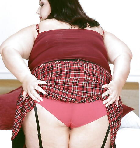 Attractive american fatty Monique exhibits big tits and toys her pussy 