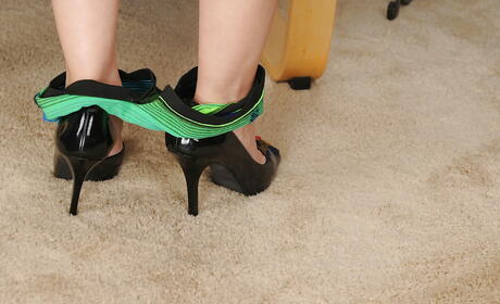 Very attractive asian mature Marissa Vazquez in fancy skirt likes some hot foot fetish 