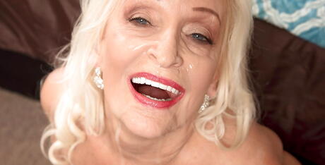 Deluxe american cougar Vikki Vaughn banged in her pussy after good cock suck 