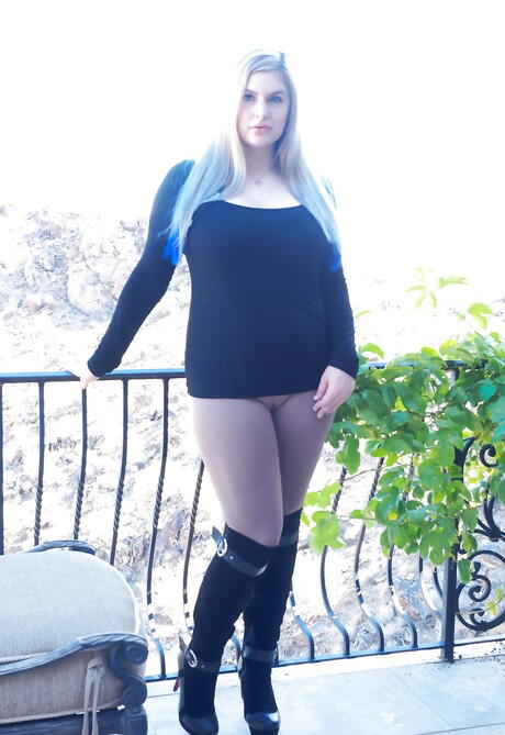 Luxurious blonde hottie Danielle Delaunay likes some hot foot fetish 