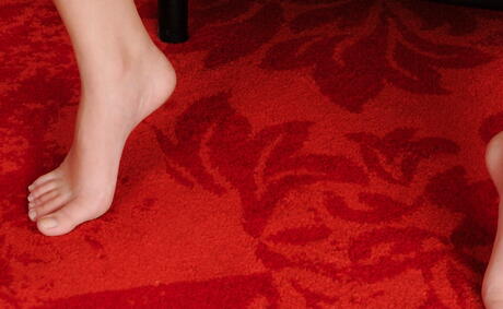 Sexy american teen Scarlett Fever is foot fetishist 