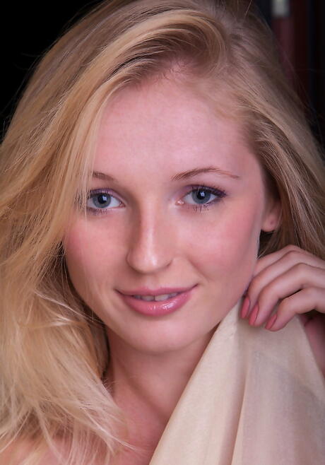 Stunning blonde teen Leona Honey in undies show some foot fetish 