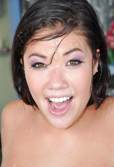 Tempting american dark-haired bombshell London Keys in blowbang action 