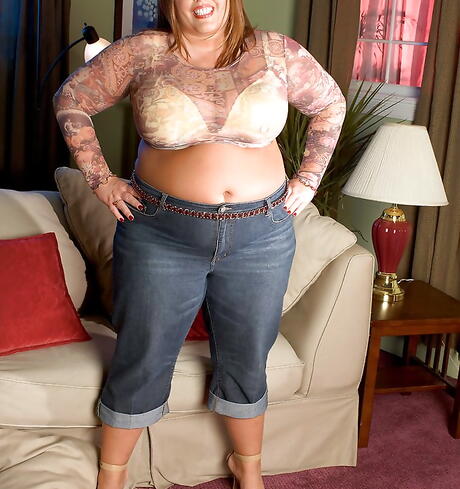 Sexy fat Karlee Adams in jeans exhibits big titties and cute pussy 