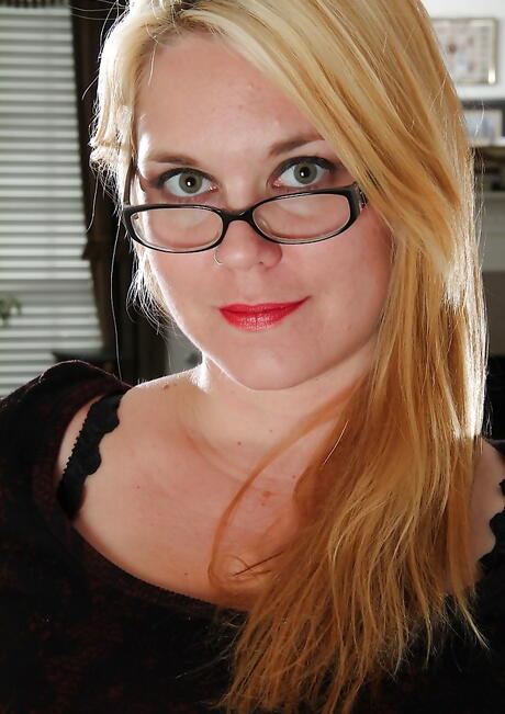 Plump american blonde milf Lindsay Jackson exposing big titties and sexy ass 