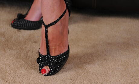 Deluxe american blond mature Liz Summers in sexy lingery is foot fetishist 