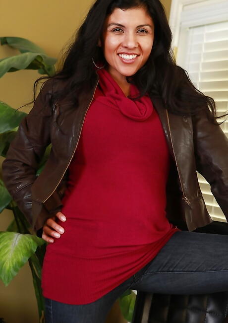 Glamorous american milf Sofia Reyes revealing big boobs and jerking off 