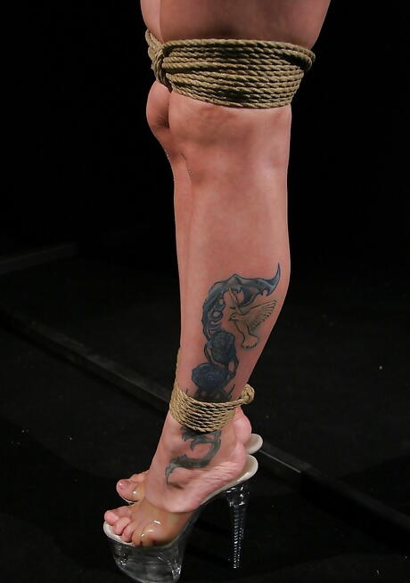 Inviting babe Kira Banks likes some hot foot fetish 