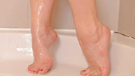 Lush russian chubby Samanta Lily in nasty foot fetish action in bath