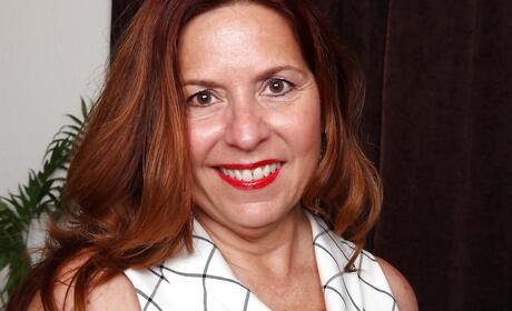 Round aged Bobby Jackson in hot underwear exposing big hooters and loving dildo 