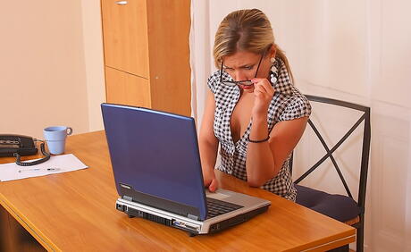 Foxy milf Sindy in skirt in nasty foot fetish in office