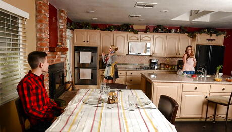 Seductive colombian cougar Ariella Ferrera fucked after sucking big rod in the kitchen