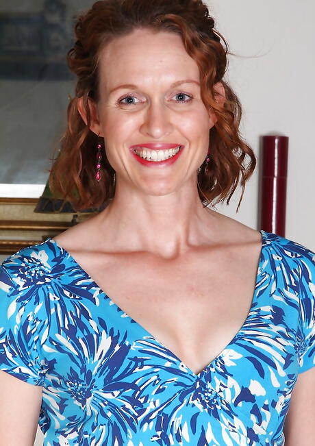 Very attractive mature Ajia Simpson likes foot fetish 