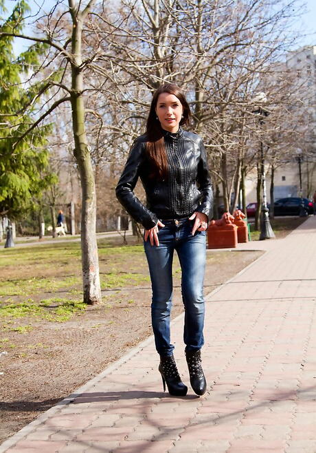 Luscious brunette young Semmi A baring big knockers and hairy pussy 