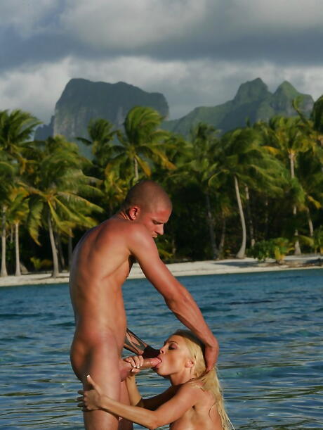 Sultry american blonde milf Jesse Jane robbing on dick and enjoys a cumshot on her face at beach