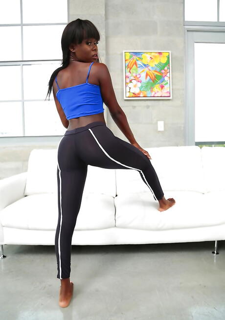 Superb american Amanda Pink baring her butt 