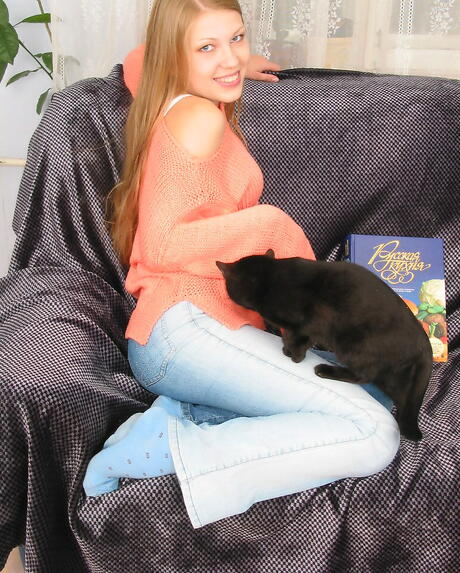 Slender blonde teen Marina in tight jeans in foot fetish show 