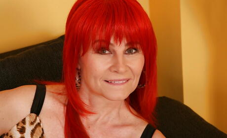 Sexy red-haired older Amanda Rose in undies shows her butt and jerks off 