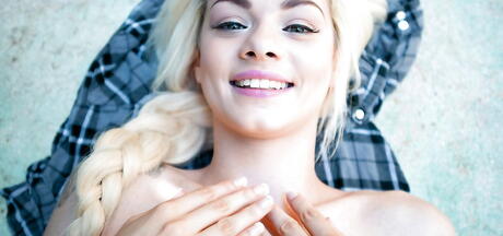 Sexy american blond young Elsa Jean in shorts likes foot fetish outdoor