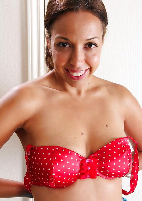 Glamorous milf Josephine Jones denudes big tits and ass 