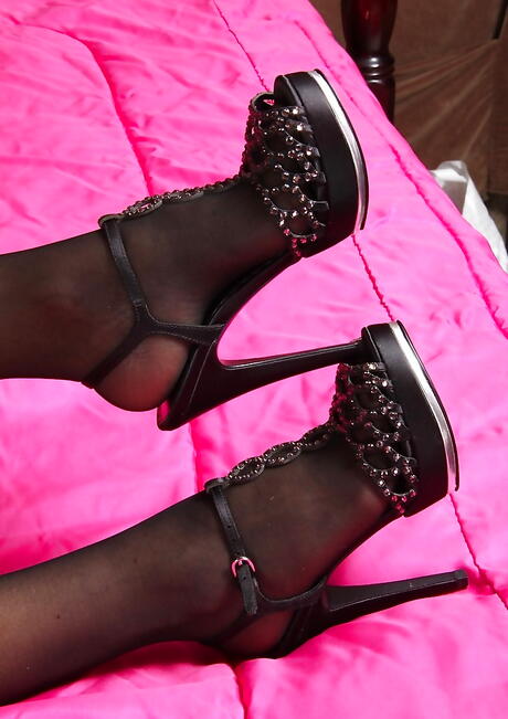 Enchanting czech older Marcy Darling likes some hot foot fetish 