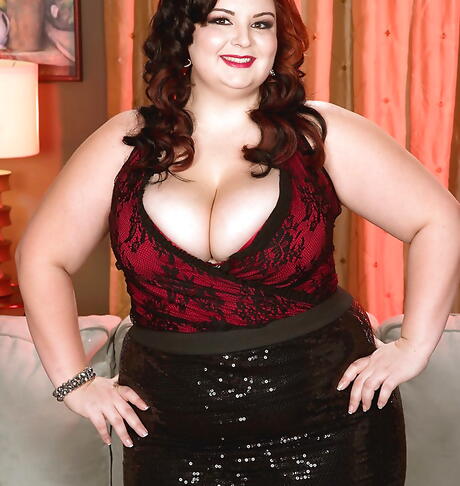 Glamorous bbw Lucy Lenore bares big titties and masturbates 