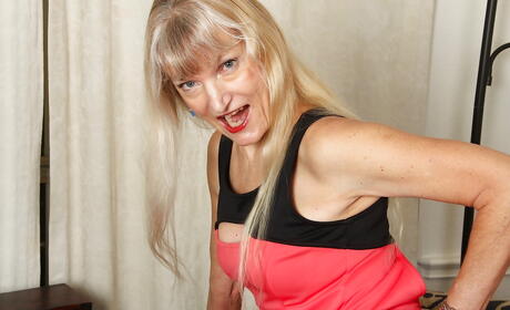 Sultry blonde granny Lisa Cognee bares her ass in and masturbates 