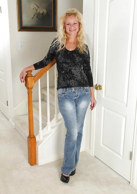 Very attractive blond mature Ali Jones reveals big tits and spreads her legs 