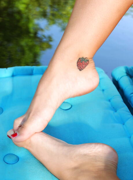 Sexy babe Cheryl S. makes some foot fetish action at pool