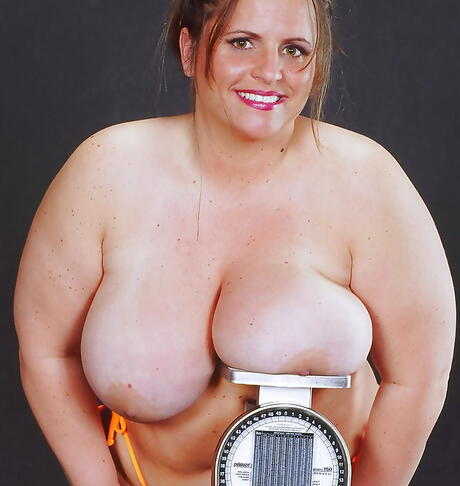 Attractive american chubby Gina Marie La Montana in sexy bikini exposes big titties and hot ass 