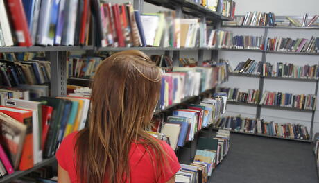 Rangy american dark hair teen Emma Stoned exhibits her butt 