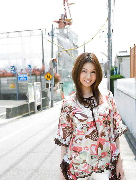 Hot japanese babe Tatsumi Yui in shorts exposes her ass outdoor