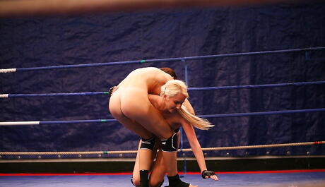 Stunning girls Blond Cat and Aspen in catfight 