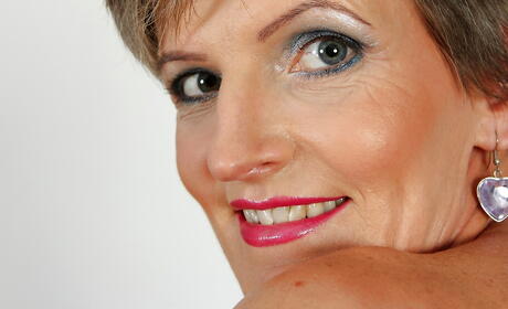 Hot mature Melanie in shorts spreading vagina 