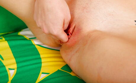 Sylphlike american teen Raylin Ann in fancy shorts bares her ass and jerks off 