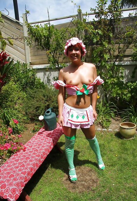 Sexy american hottie Julie Night in fancy skirt bares her butt and vagina outside