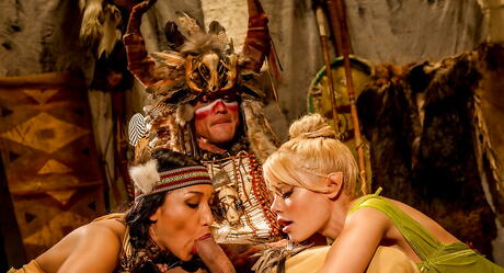 Deluxe girls Riley Steele and Vicki Chase in amazing 3some 