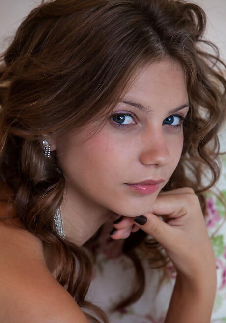 Svelte ukrainian brunette teen Emma Sweet in undies in foot fetish show 