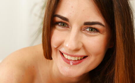 Sultry Camilla Moon sucking on dick and enjoys a cumshot in mouth 