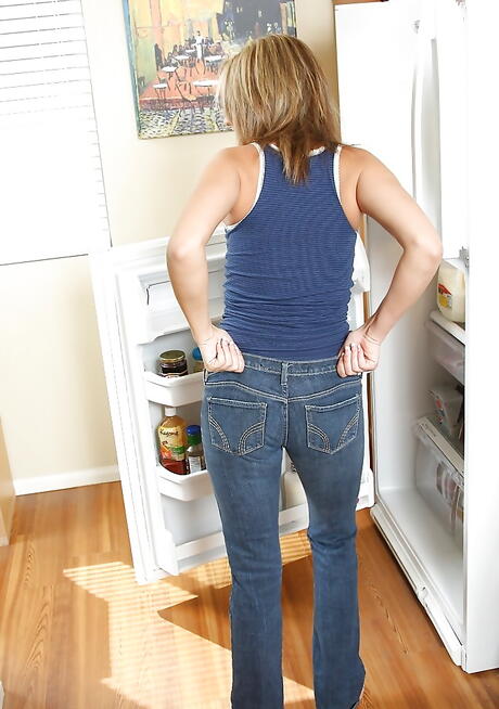 Excellent american young Cheyenne Cooper denudes tiny tits and bald pussy 