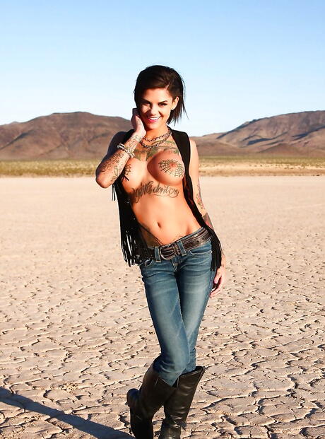 Enchanting american wife Bonnie Rotten in jeans shows big titties and hot butt outdoor