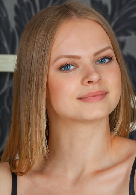 Svelte blonde teen Martina Len loves some hot foot fetish 