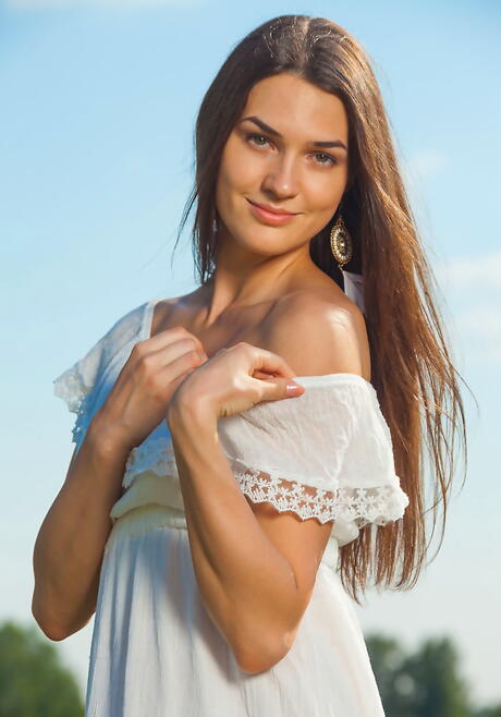 Slender brunette youthful Vanda B makes some hot foot fetish outdoor