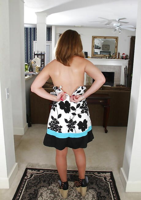 Delightful american milf Deliliah Stevenson bares big tits and bald pussy 