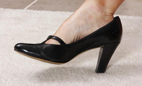 Sultry blond mature Tabitha Green in sexy skirt in nasty foot fetish 