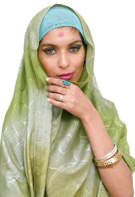 Sexy indian hottie Tiziana in softcore shooting 