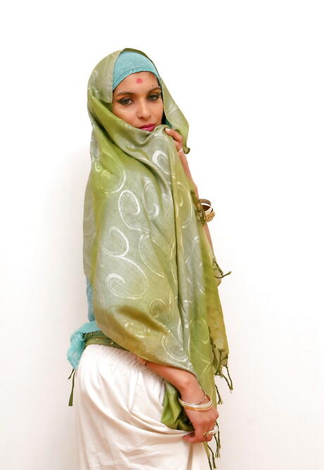 Sexy indian hottie Tiziana in softcore shooting 