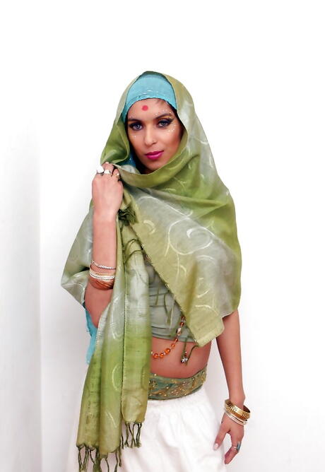 Sexy indian hottie Tiziana in softcore shooting 