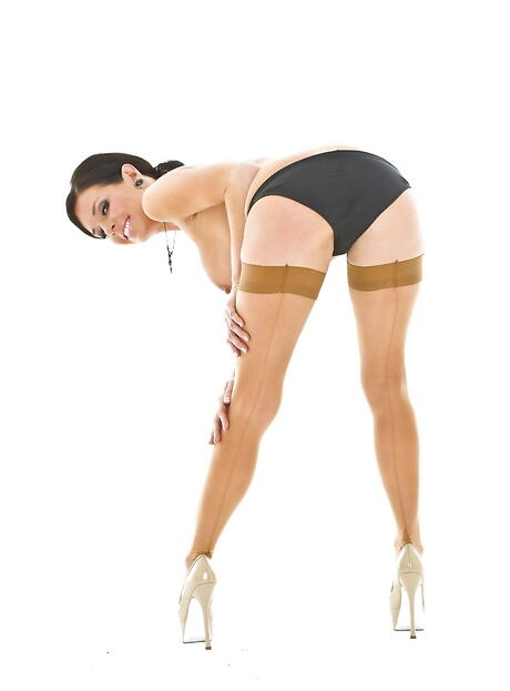 Sexy american milf Veronica Avluv exhibiting big boobs and ass 